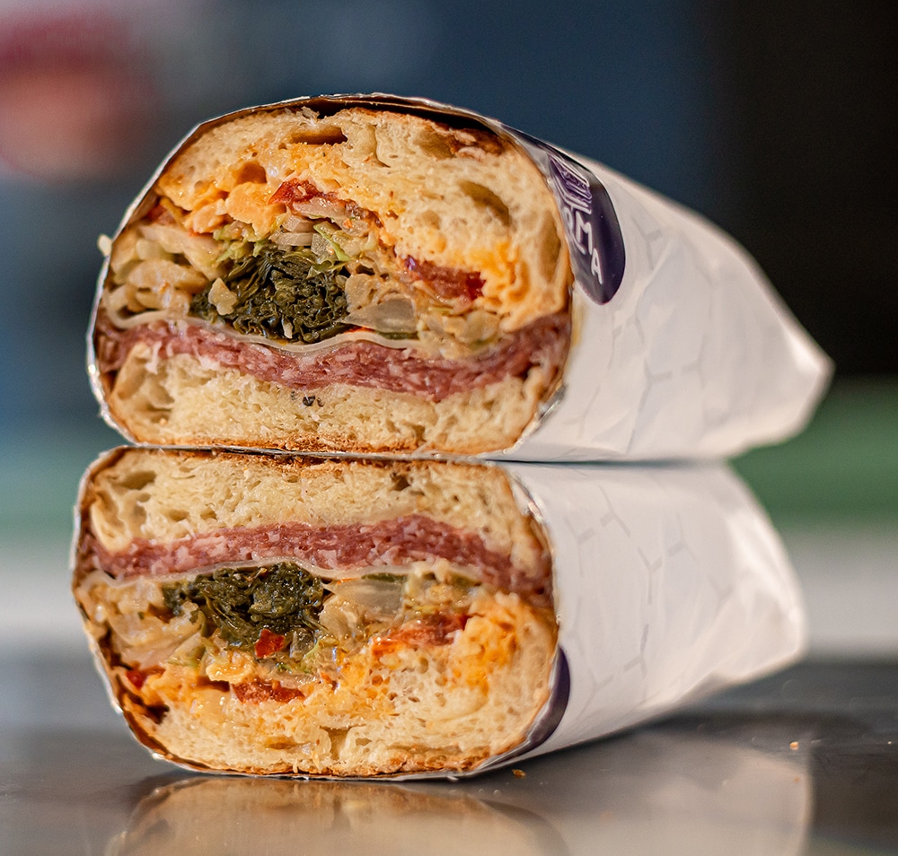 Intérieur d'un sandwich au salami chez Parma Déli