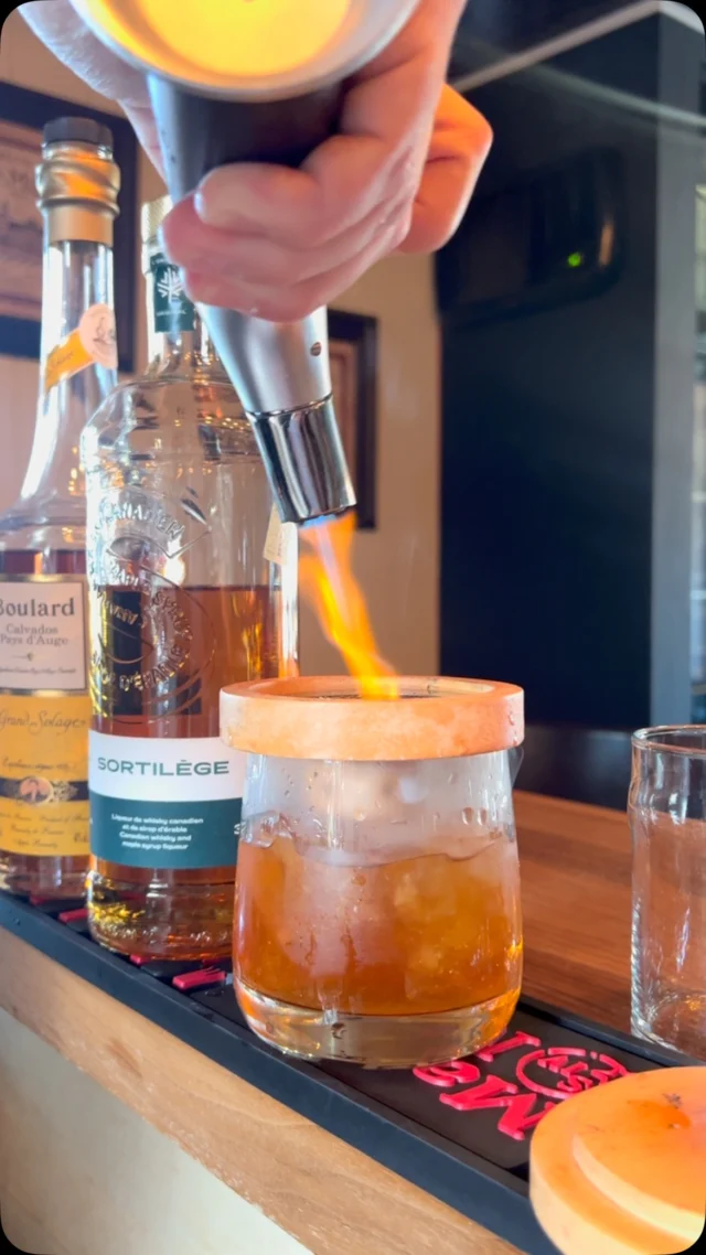 Old fashion fumé à l’érable 
Bitter fumé, whisky à l’érable & sirop d’érable

La Cabane à Morgane, c’est ce dimanche!

#bistrolamorgane #vieuxstjean #tequila #glenmorgan #quebecfood #bonappetit #montrealfoodie #mangerlocal #cabaneàsucre